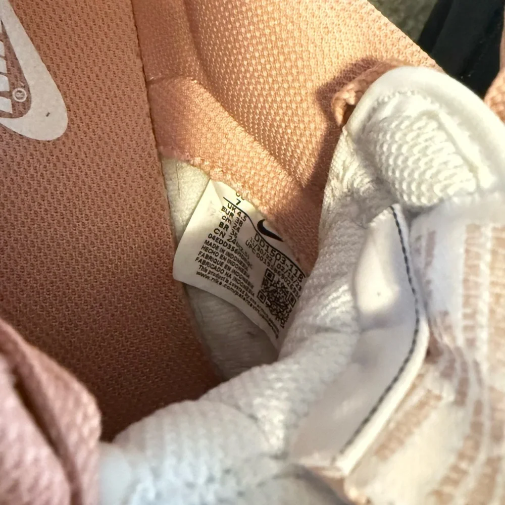 Women’s Nike Dunk Low - Picture 3 of 5